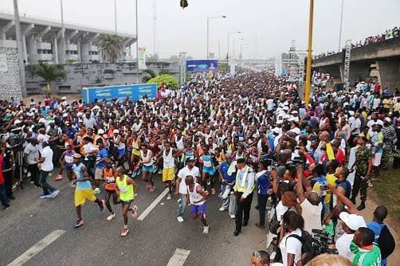 Thousands of runners at a major marathon start line